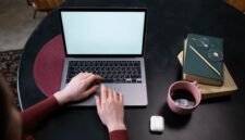 Seorang kreator konten sedang menyusun narasi pribadi di situs web miliknya sembari menikmati suasana tenang di sebuah kedai kopi. Kemudahan pengelolaan platform digital kini memberikan kemerdekaan penuh bagi individu untuk mempublikasikan karya tanpa batasan algoritma media sosial.