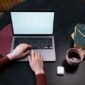 Seorang kreator konten sedang menyusun narasi pribadi di situs web miliknya sembari menikmati suasana tenang di sebuah kedai kopi. Kemudahan pengelolaan platform digital kini memberikan kemerdekaan penuh bagi individu untuk mempublikasikan karya tanpa batasan algoritma media sosial.
